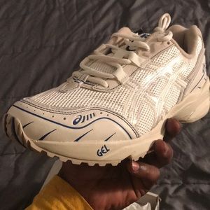 ASICS 1090 - above the clouds